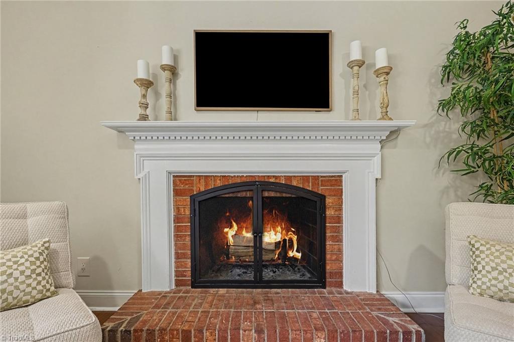 950 Croyden Street High Point, NC 27262 - Photo 6 of 47 LIVING ROOM