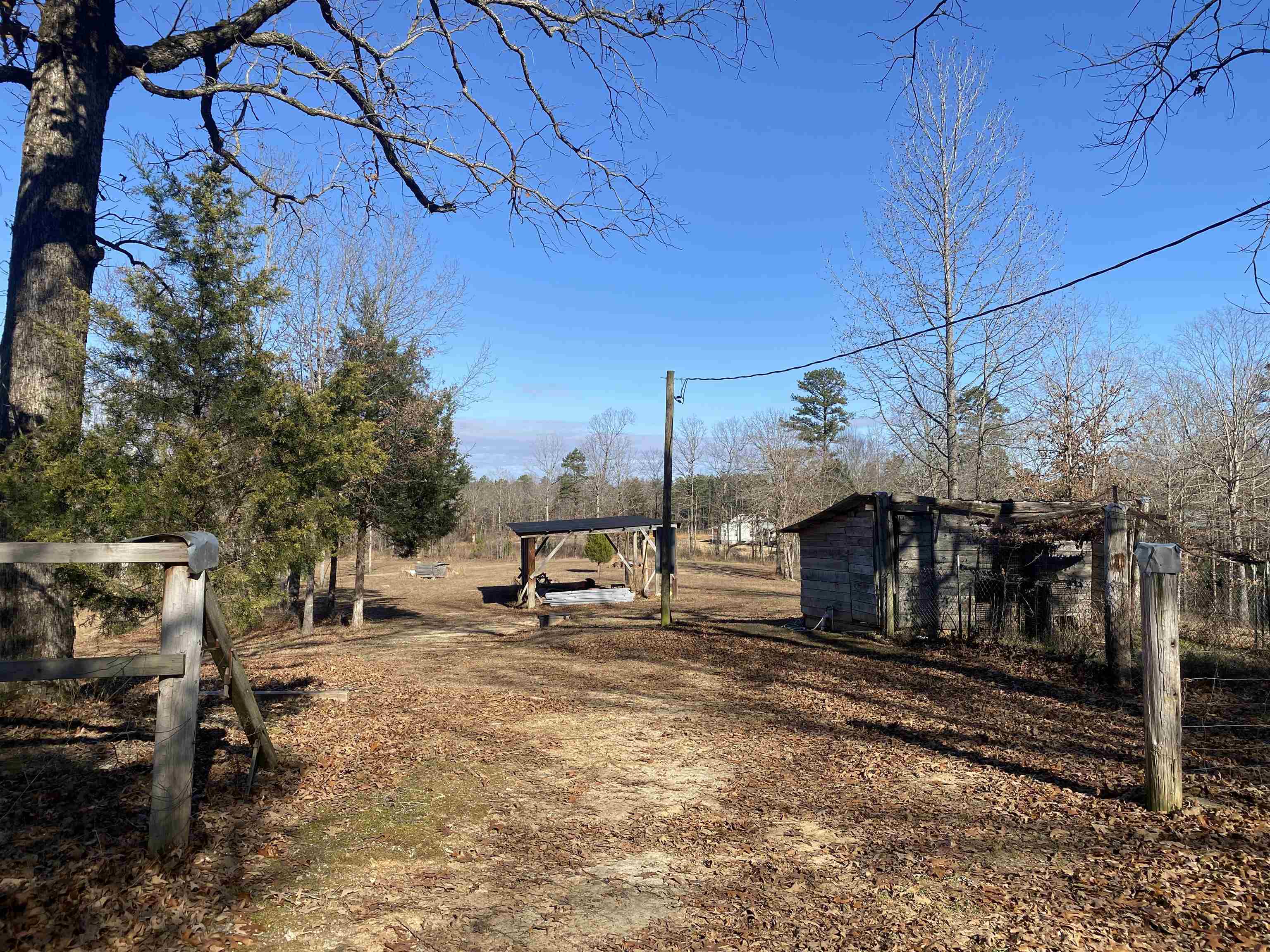 675 Jones Road Savannah, TN 38372 - Photo 7 of 40 a view of a outdoor space with seating area