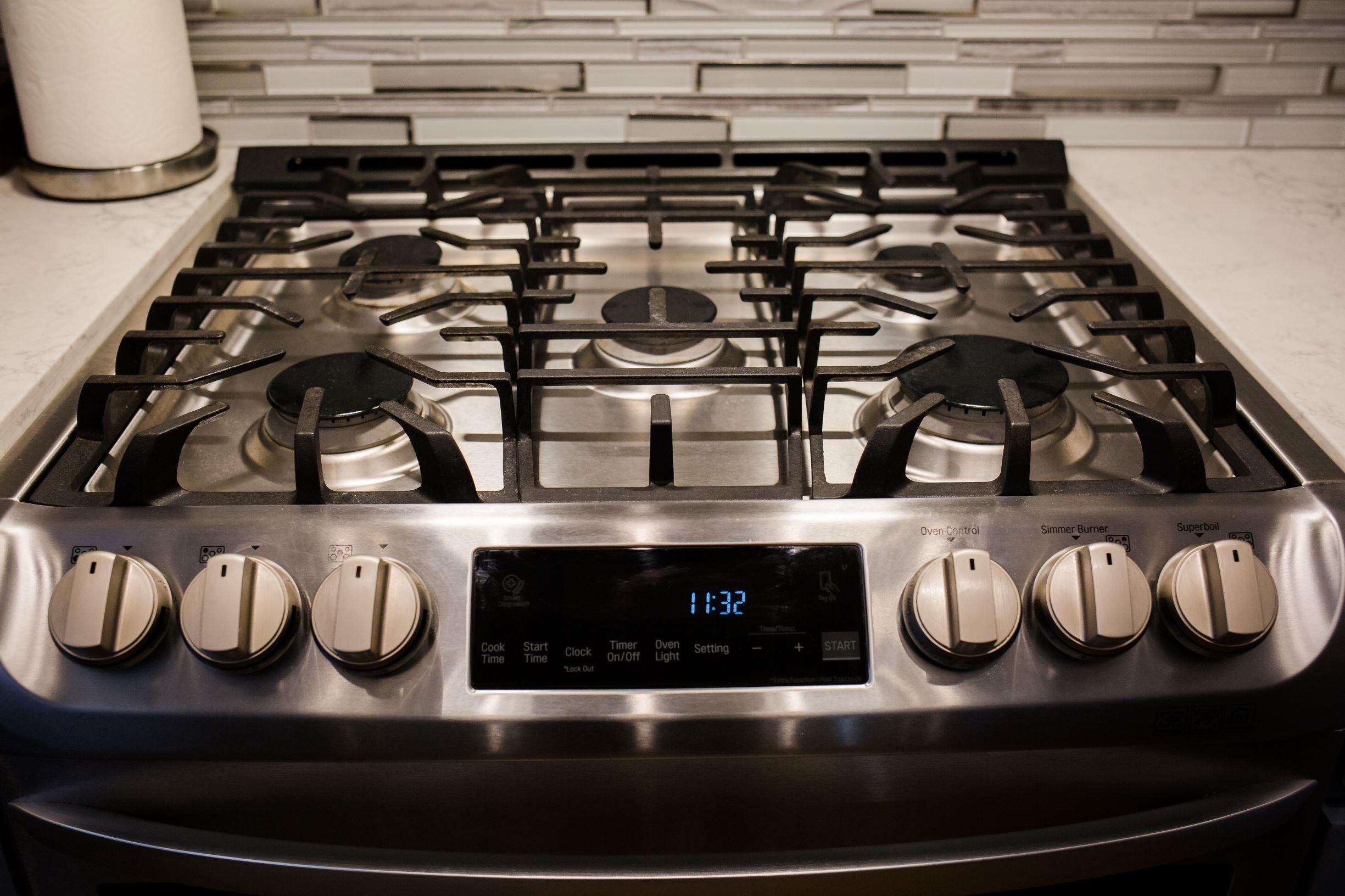 837 Ridgeway Circle Medford, OR 97504 - Photo 10 of 35 New gas range
