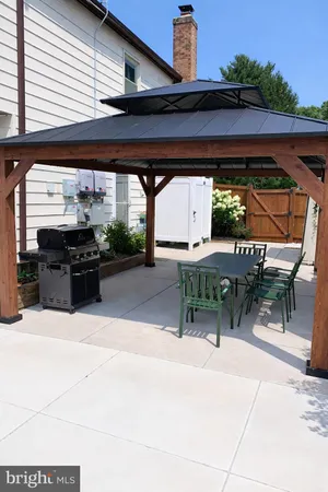 a view of entryway with patio
