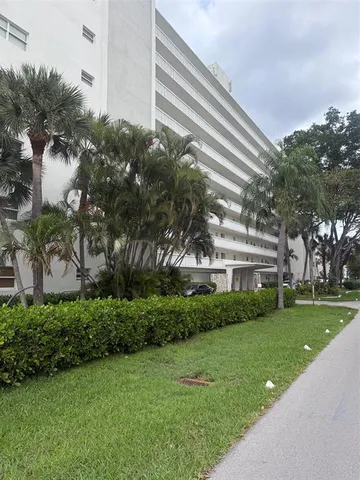 $2,200 | 2555 Northeast 11th Street, Unit 502, Fort Lauderdale, FL 33304