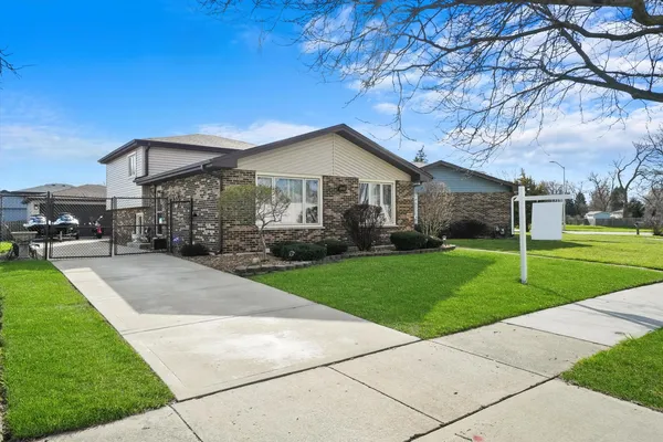 $399,974 | 12820 South Blossom Drive, Alsip, IL 60803