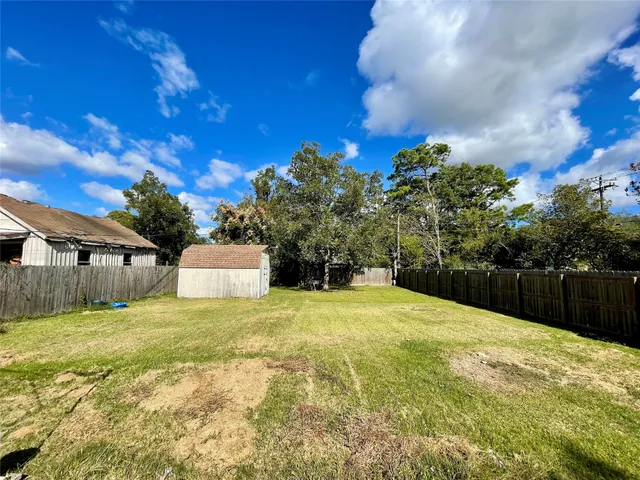 a view of a yard with basketball court