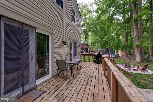 a view of a house with backyard and a tree