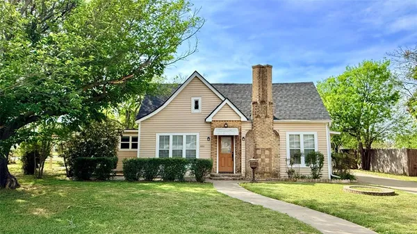 $179,500 | 1122 4th Street, Graham, TX 76450