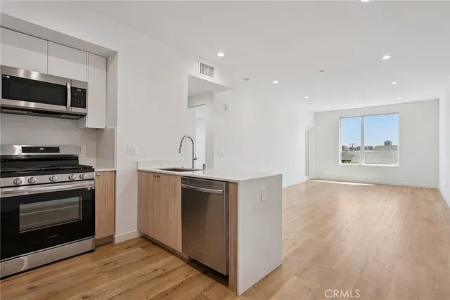 $6,250,000 | 222 North Manhattan Place, Los Angeles, CA 90004