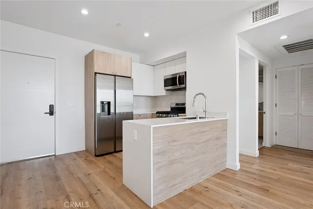 $6,250,000 | 222 North Manhattan Place, Los Angeles, CA 90004