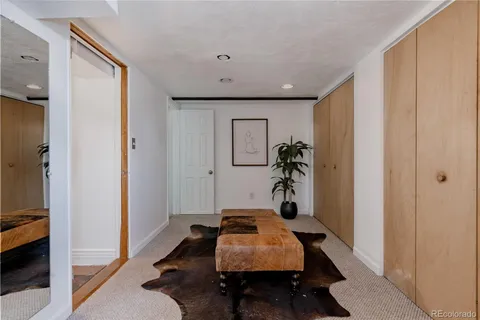 a very nice looking room with a chair