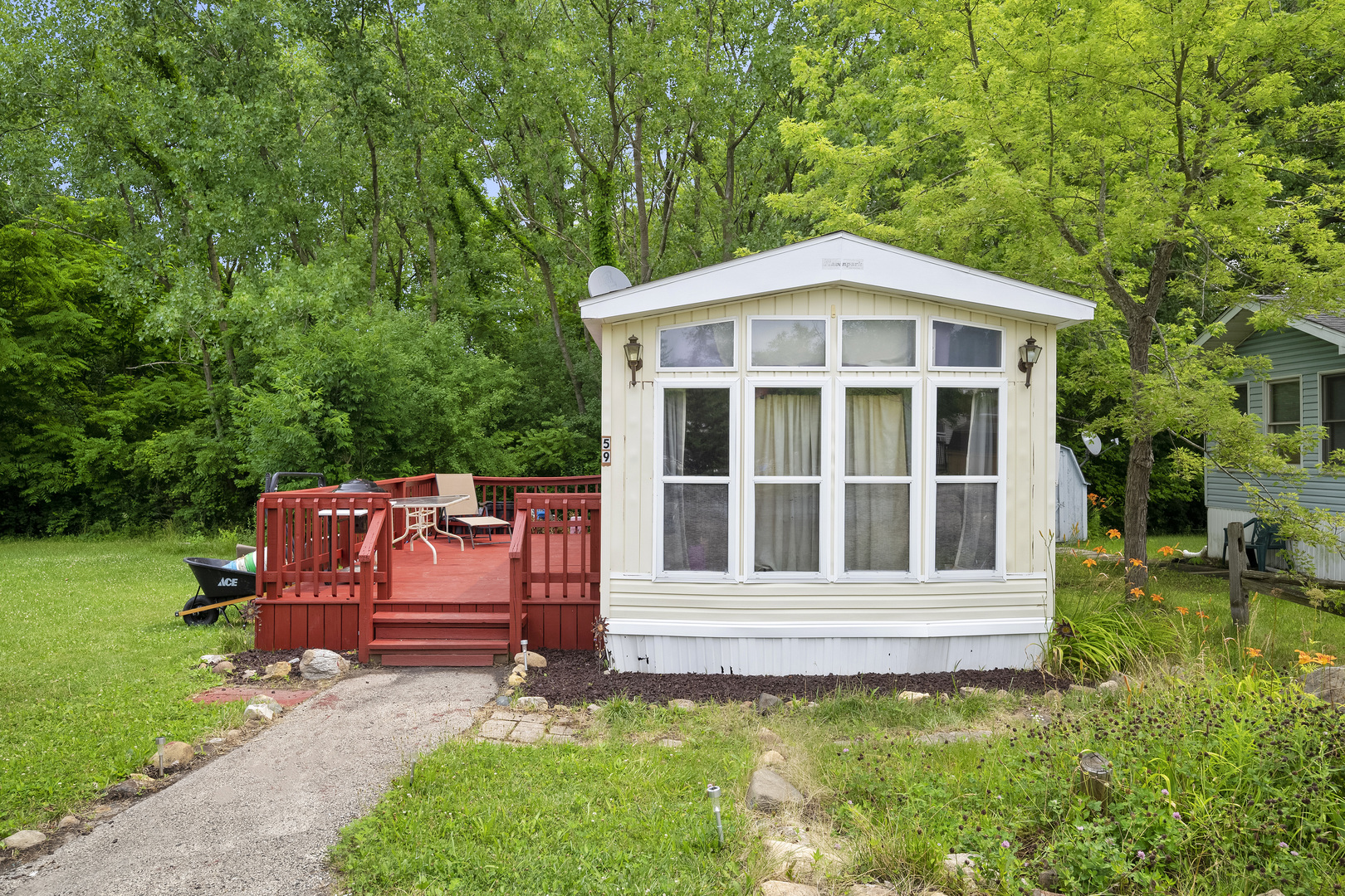 a view of a house with a yard