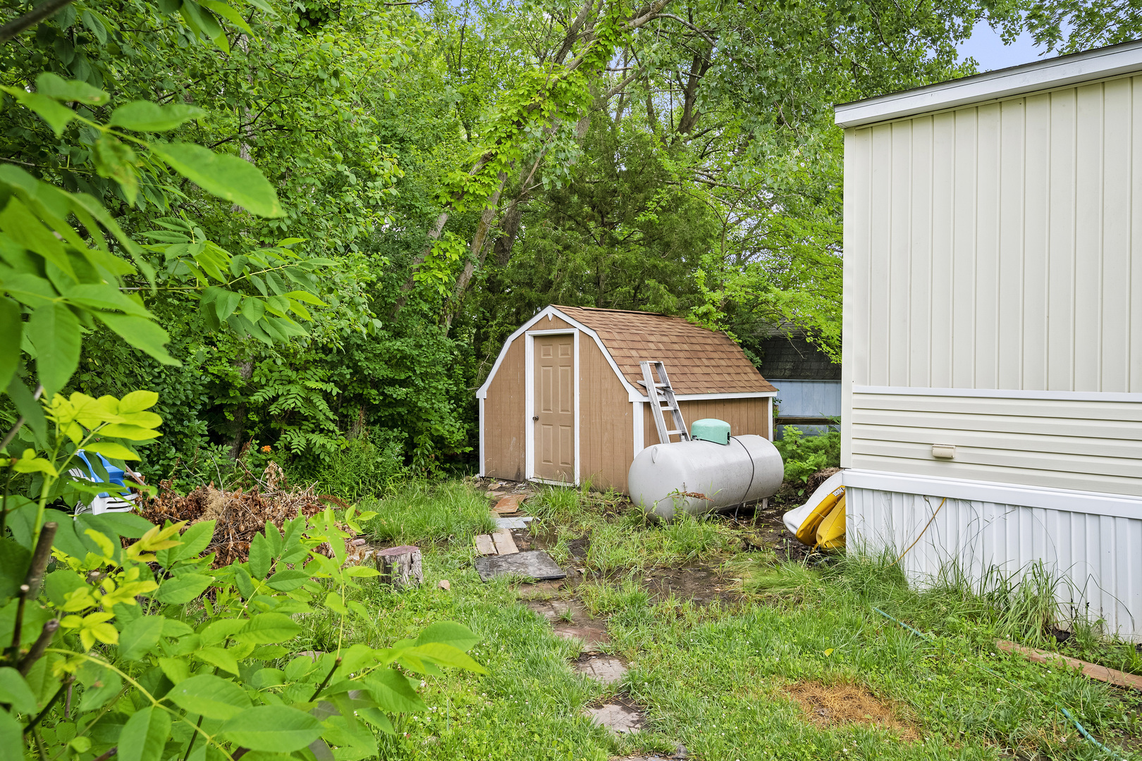 59 Dinosaur Road Wilmington, IL 60481 - Photo 13 of 17 a backyard of a house with table and chairs in a patio