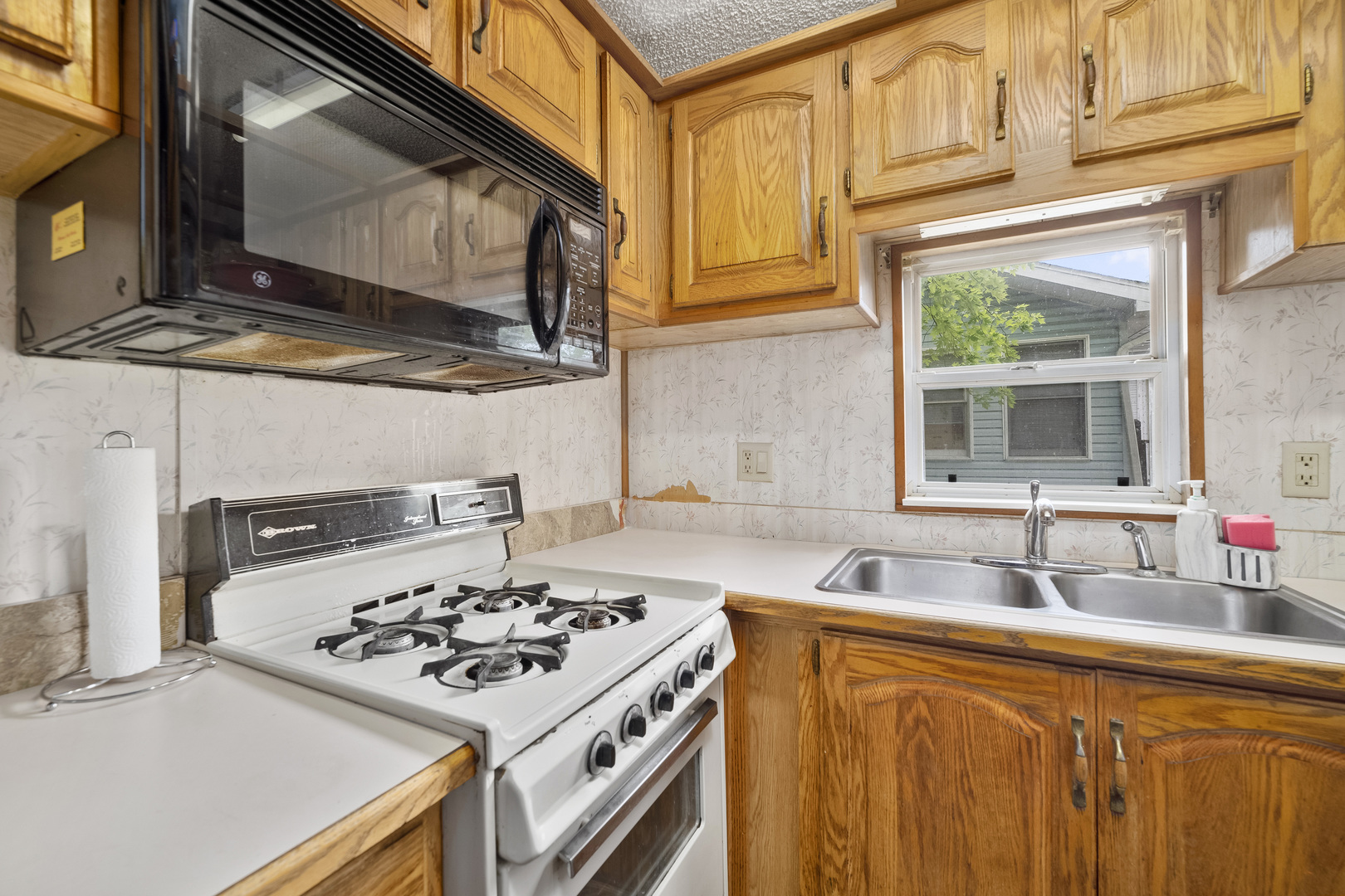 59 Dinosaur Road Wilmington, IL 60481 - Photo 5 of 17 a kitchen with a sink stove and microwave