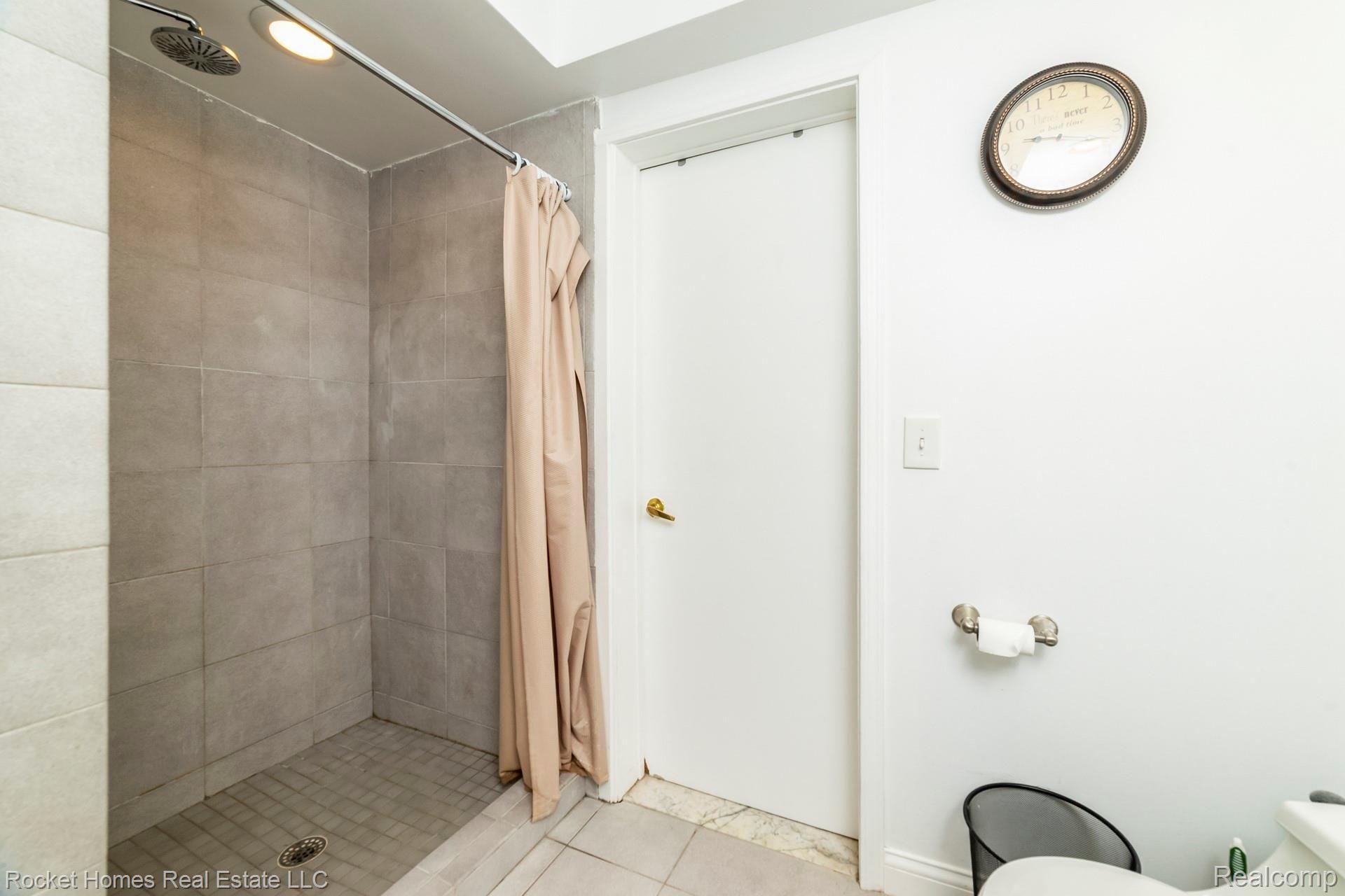 6920 Drake Road West Bloomfield, MI 48322 - Photo 17 of 26 016-photo-master-bathroom-7088855.jpg