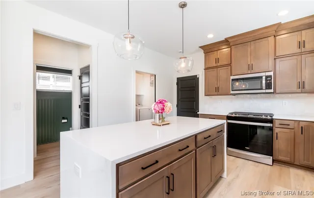 $2,600 | 719 East Chestnut Street, Jeffersonville, IN 47130