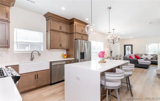 $2,600 | 719 East Chestnut Street, Jeffersonville, IN 47130