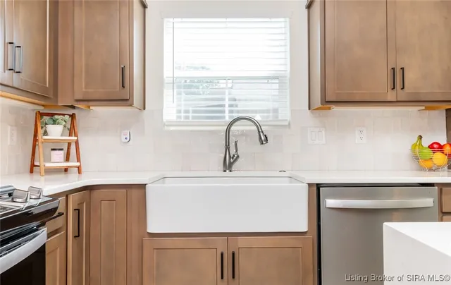 $2,600 | 719 East Chestnut Street, Jeffersonville, IN 47130