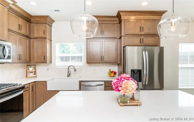 $2,600 | 719 East Chestnut Street, Jeffersonville, IN 47130