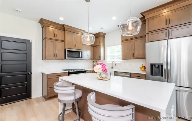 $2,600 | 719 East Chestnut Street, Jeffersonville, IN 47130