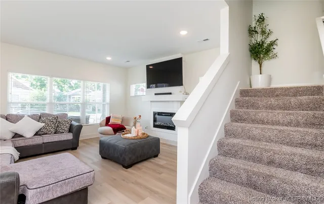 $2,600 | 719 East Chestnut Street, Jeffersonville, IN 47130