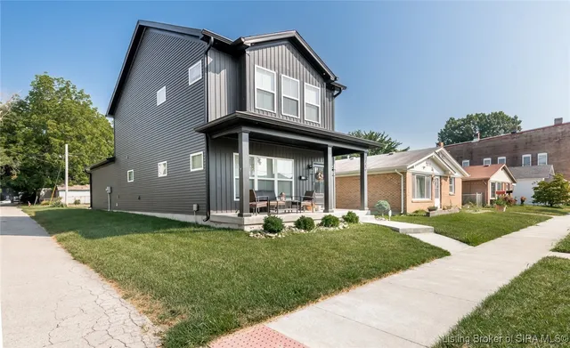 $2,600 | 719 East Chestnut Street, Jeffersonville, IN 47130