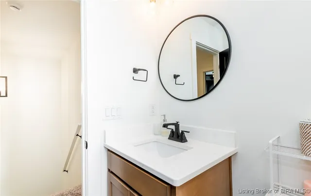 $2,600 | 719 East Chestnut Street, Jeffersonville, IN 47130