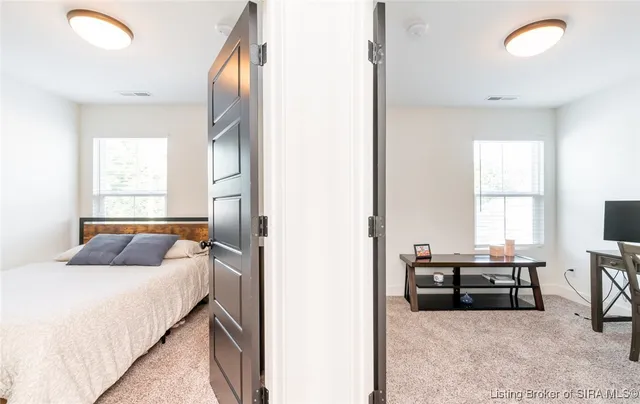 $2,600 | 719 East Chestnut Street, Jeffersonville, IN 47130