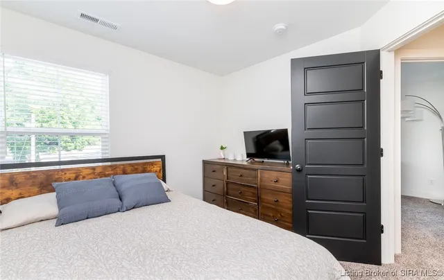 $2,600 | 719 East Chestnut Street, Jeffersonville, IN 47130