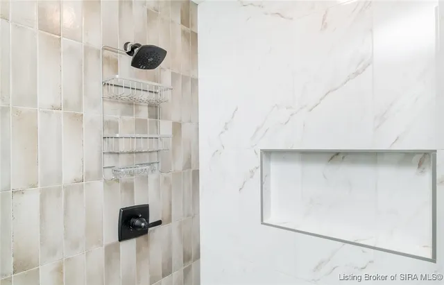 $2,600 | 719 East Chestnut Street, Jeffersonville, IN 47130