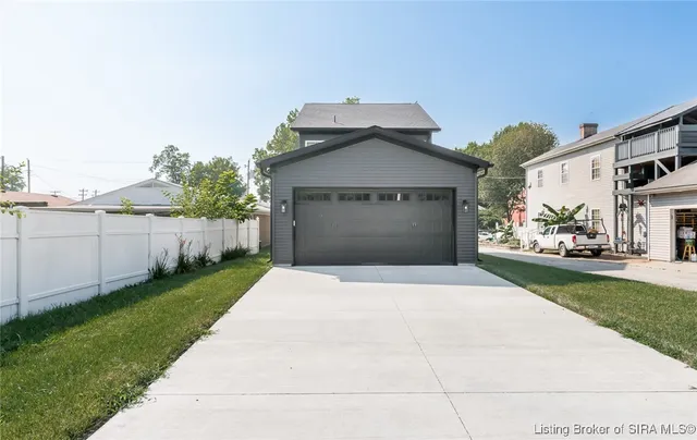 $2,600 | 719 East Chestnut Street, Jeffersonville, IN 47130