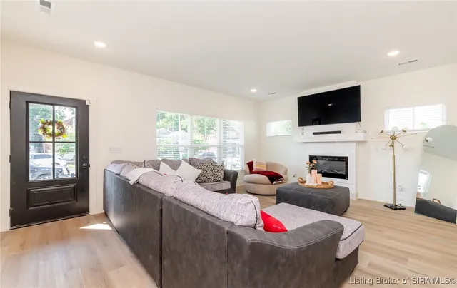 $2,600 | 719 East Chestnut Street, Jeffersonville, IN 47130