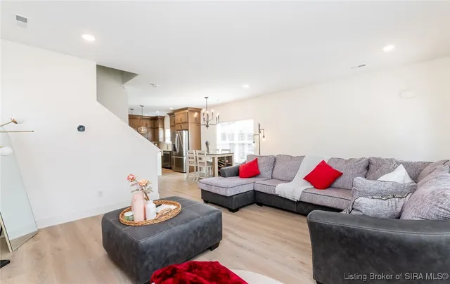 $2,600 | 719 East Chestnut Street, Jeffersonville, IN 47130