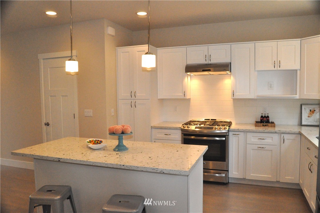 698 Wintersweet Road Northeast Bainbridge Island, WA 98110 - Photo 4 of 14 Gallery Image 4