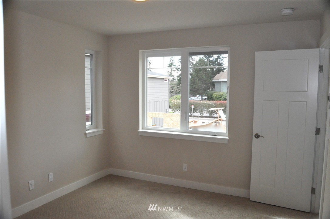 698 Wintersweet Road Northeast Bainbridge Island, WA 98110 - Photo 7 of 14 Gallery Image 7