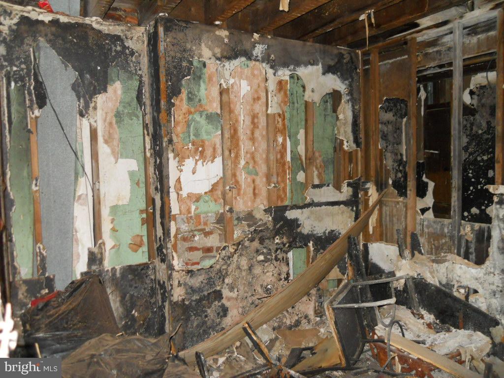 2033 North 9th Street Philadelphia, PA 19122 - Photo 12 of 14 First floor interior