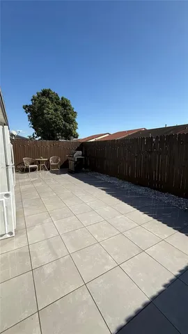 a view of a backyard