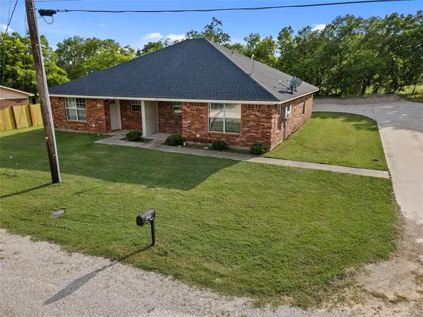 a view of a house with a yard