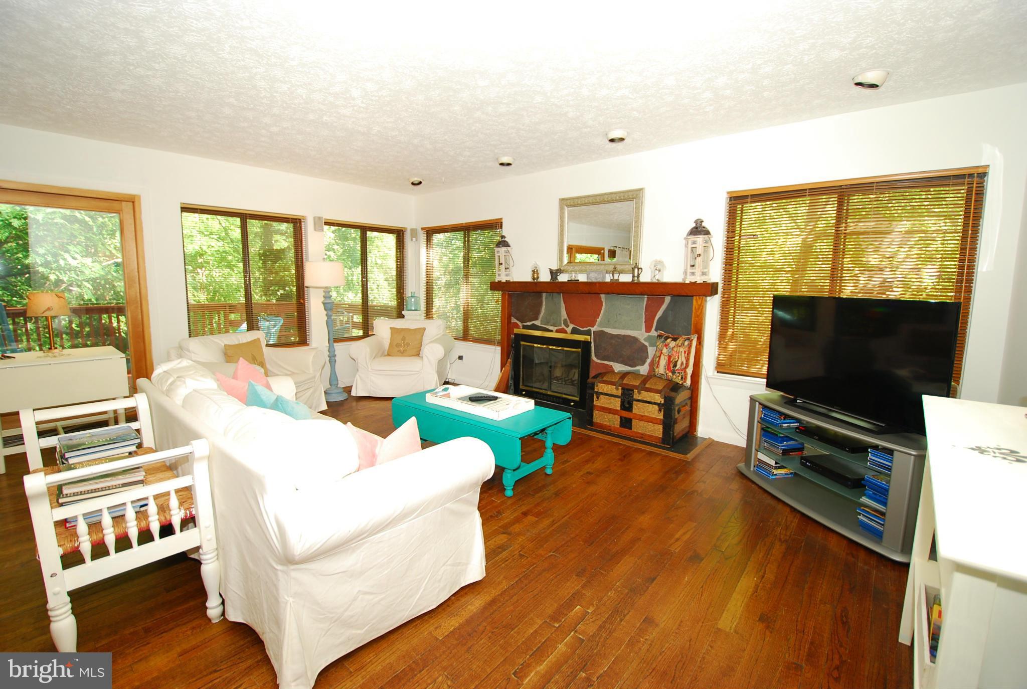 9205 Tulip Grove Road Gaithersburg, MD 20879 - Photo 11 of 24 Family Room