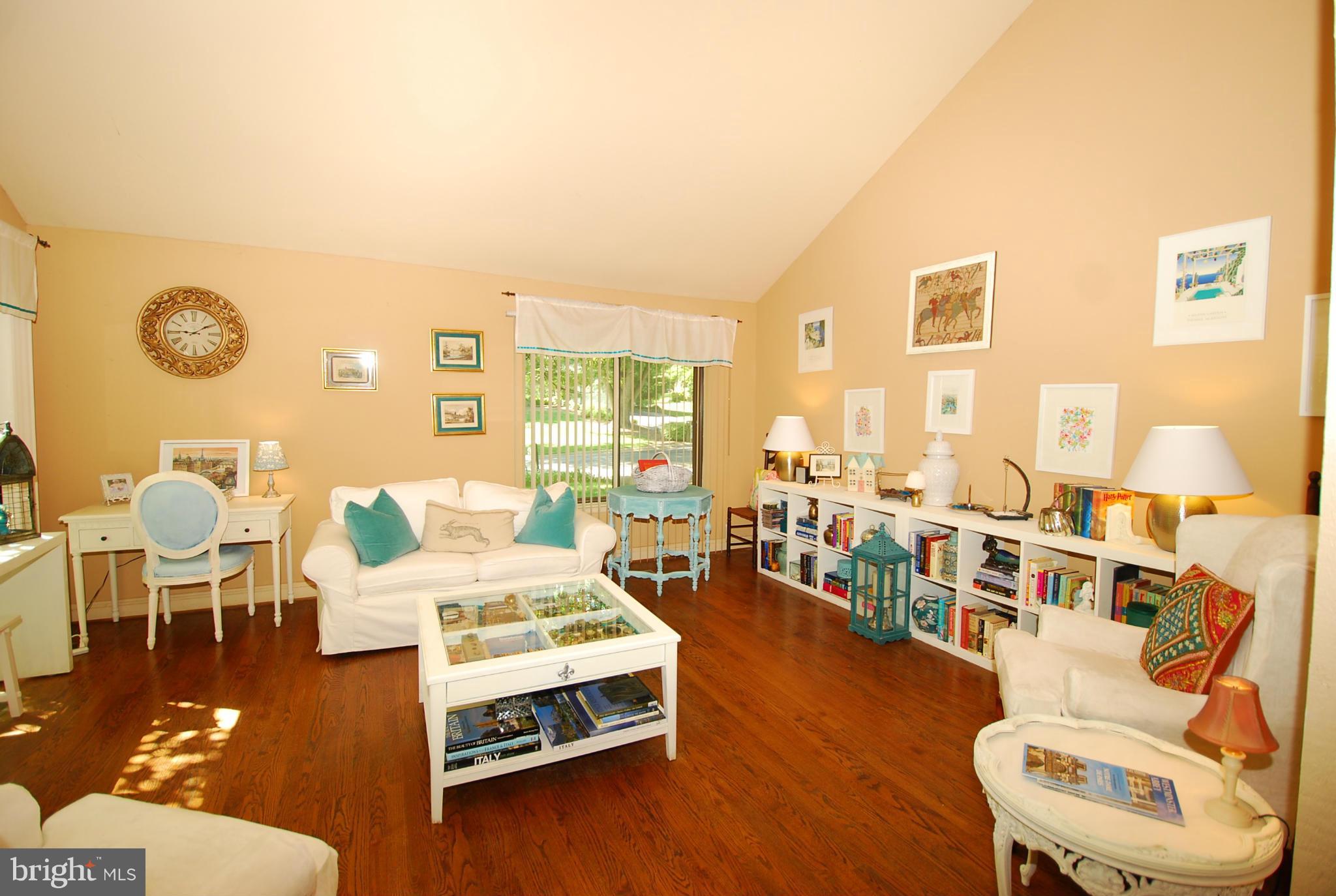 9205 Tulip Grove Road Gaithersburg, MD 20879 - Photo 3 of 24 Living Room