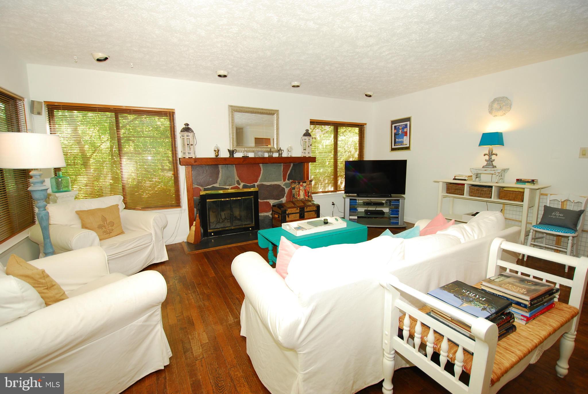 9205 Tulip Grove Road Gaithersburg, MD 20879 - Photo 10 of 24 Family Room