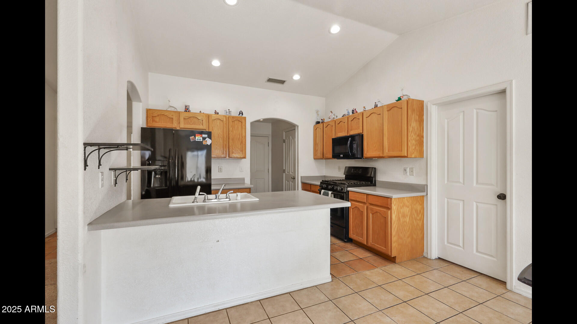 510 North Oak Ridge Road Payson, AZ 85541 - Photo 14 of 36 a kitchen with stainless steel appliances granite countertop a sink and cabinets
