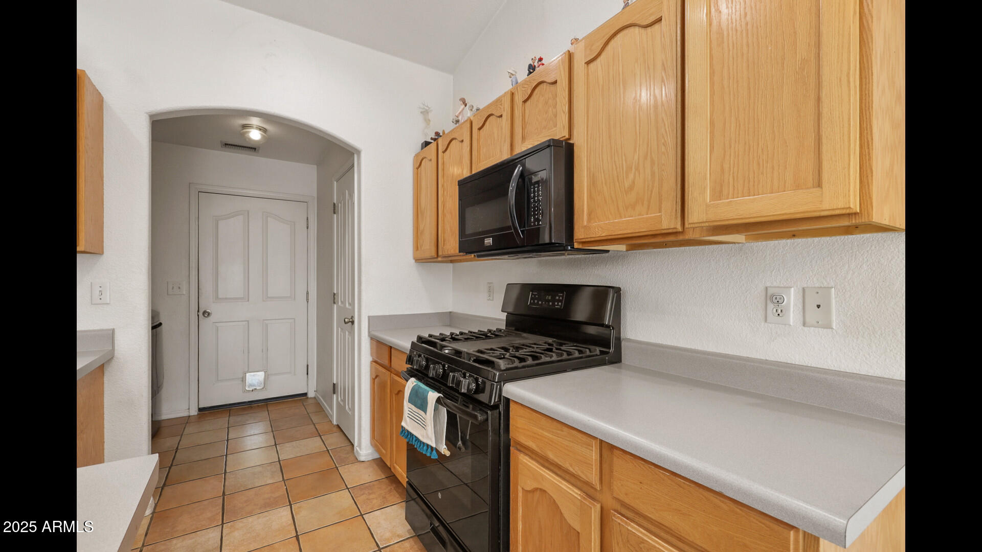 510 North Oak Ridge Road Payson, AZ 85541 - Photo 15 of 36 a kitchen with a stove a microwave and cabinets