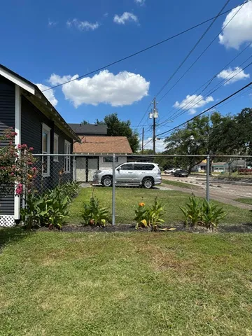 a view of house with a yard