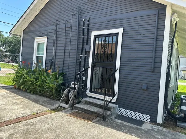 a view of entryway front of house