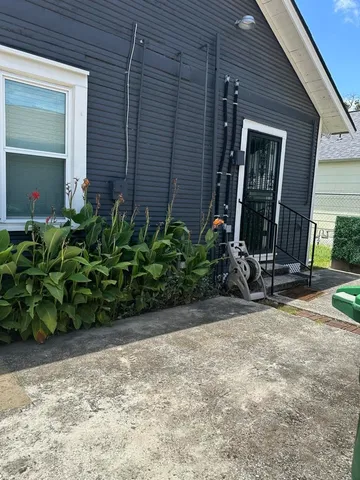 a view of a house with backyard and garden