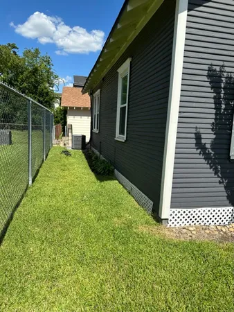 a view of a backyard with pathway