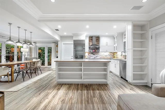 $7,800 | 700 Vilabella Avenue, Coral Gables, FL 33146