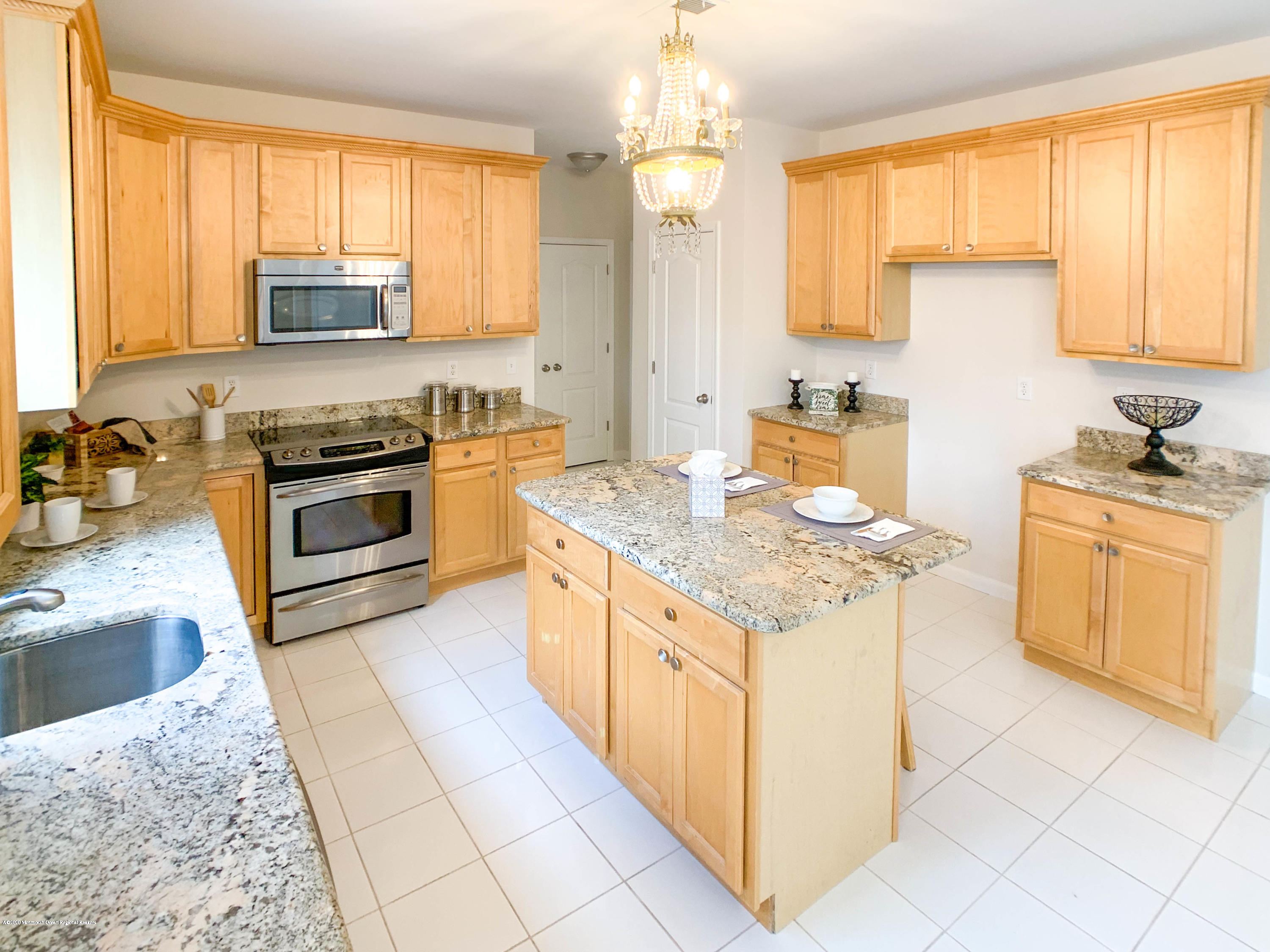562 Aldrich Road Howell, NJ 07731 - Photo 8 of 35 008