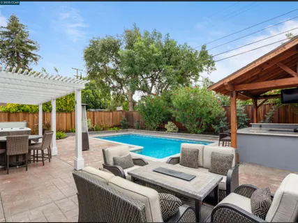 a view of a backyard