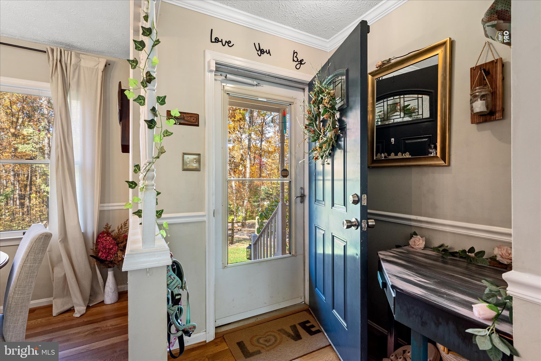 157 Woodthrush Way Linden, VA 22642 - Photo 7 of 38 Entry