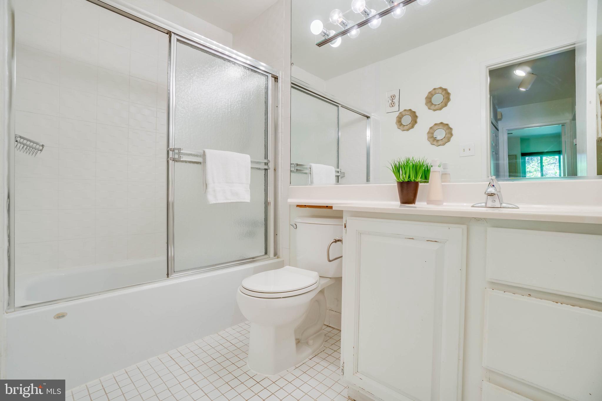 8007 Inverness Ridge Road Potomac, MD 20854 - Photo 17 of 33 Upper Level - Full Bathroom