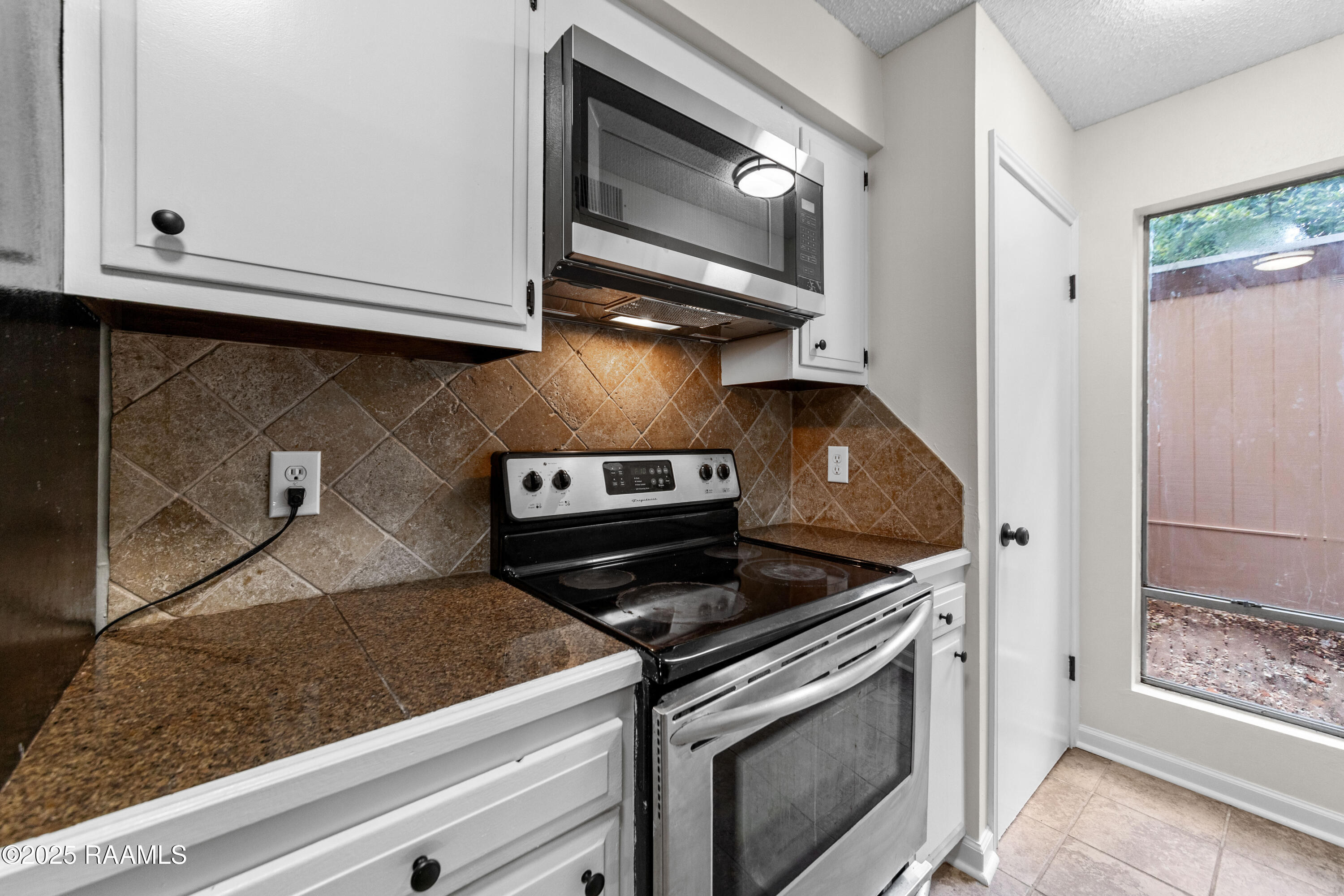 313 Sidney Martin Road Lafayette, LA 70507 - Photo 7 of 22 313 Sidney Martin-32